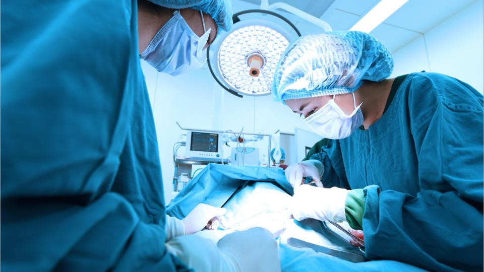 Το ξέρατε; Γιατί οι χειρουργοί φορούν μπλέ ή πράσινες στολές